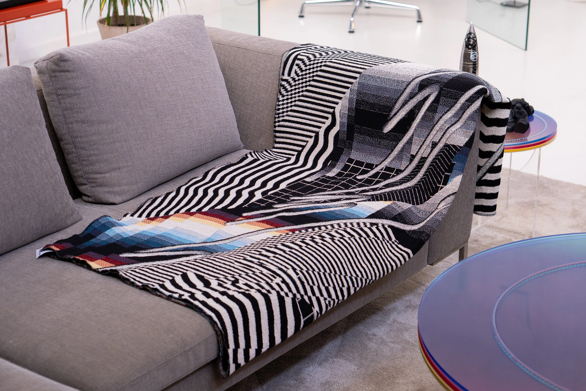 'OPTICHROMIE 137' Throw Blanket — 4